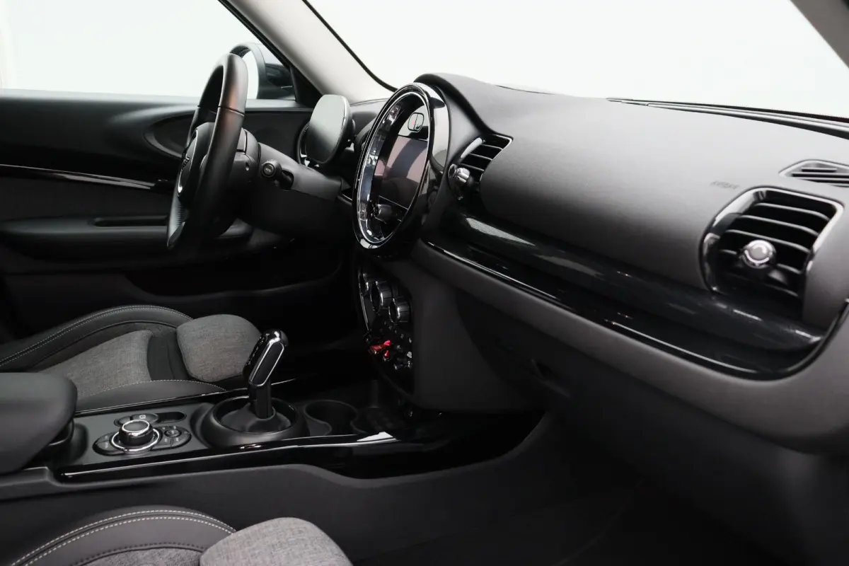 Cooper Classic Uitvoering + Premium Pakket + Comfort Access + Elektrisch verwarmde voorstoelen + Driving Assistant + LED + 17''
