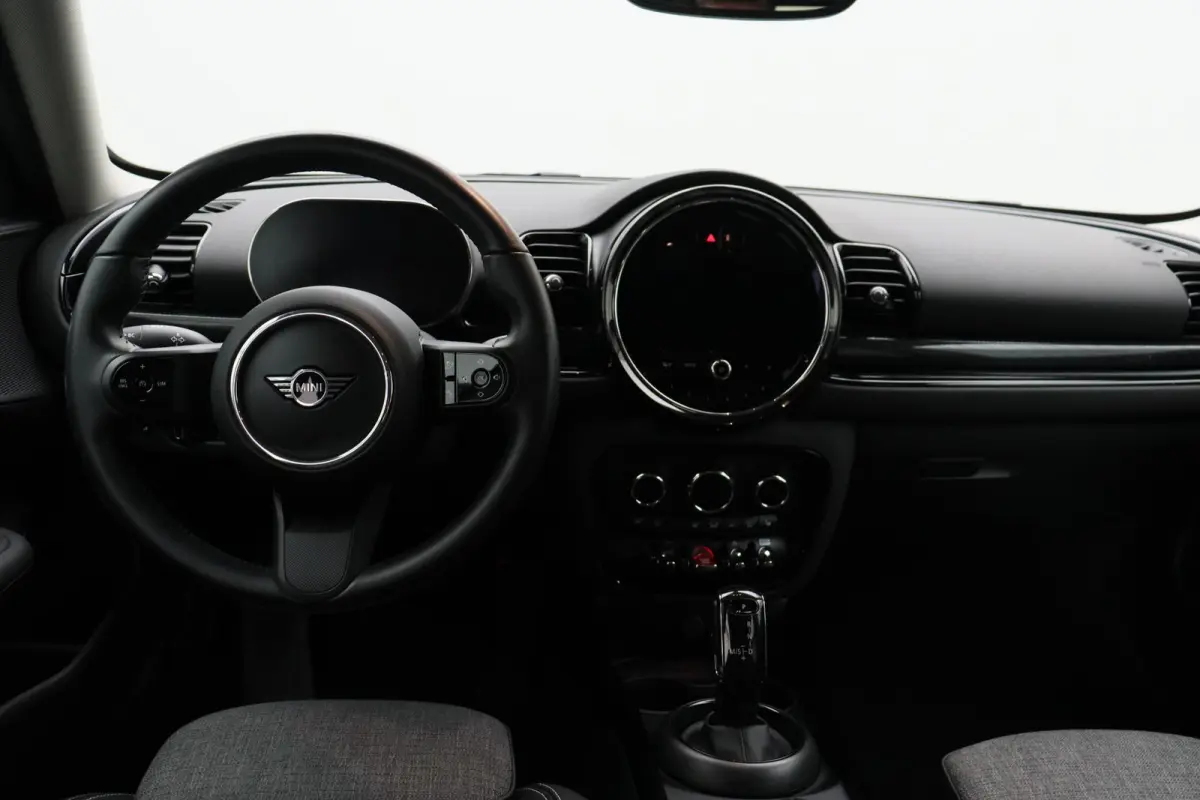 Cooper Classic Uitvoering + Premium Pakket + Comfort Access + Elektrisch verwarmde voorstoelen + Driving Assistant + LED + 17''