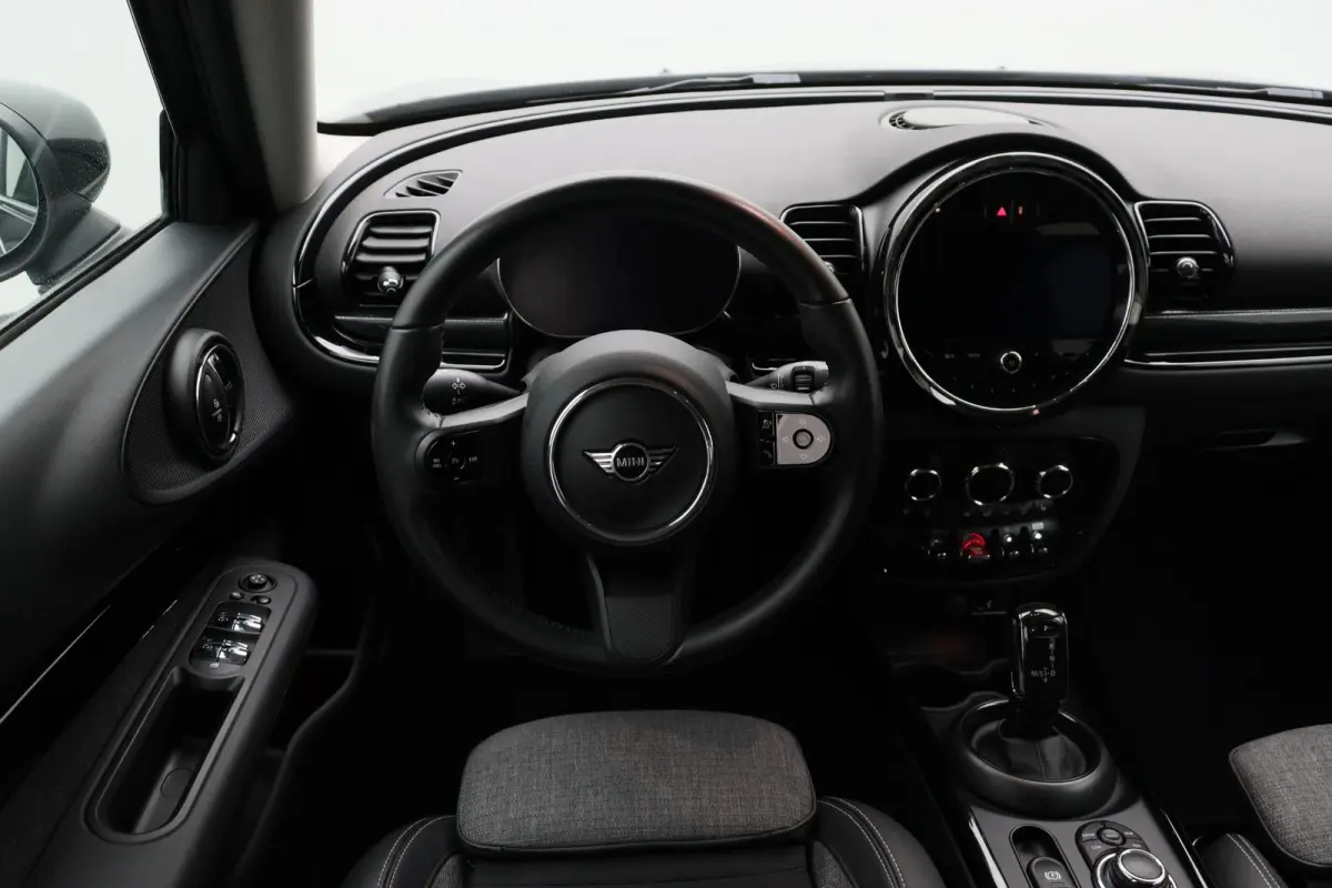 Cooper Classic Uitvoering + Premium Pakket + Comfort Access + Elektrisch verwarmde voorstoelen + Driving Assistant + LED + 17''