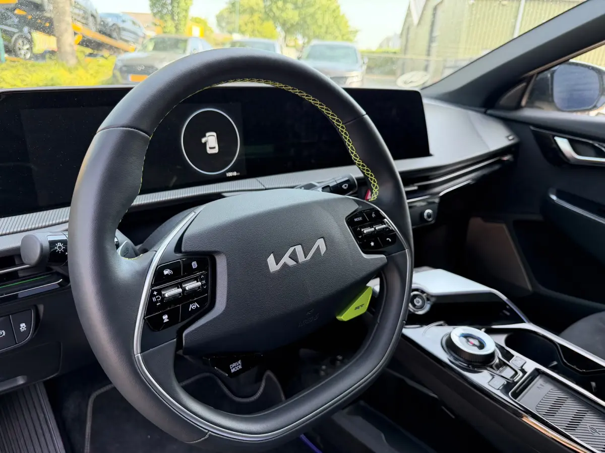 GT Performance 585 PK AWD 77.4 kWh Panoramadak Moonscape matte kleur 21" LMV HUD 360° Camera Meridian Leder/Alcantara  Adaptief Cruise