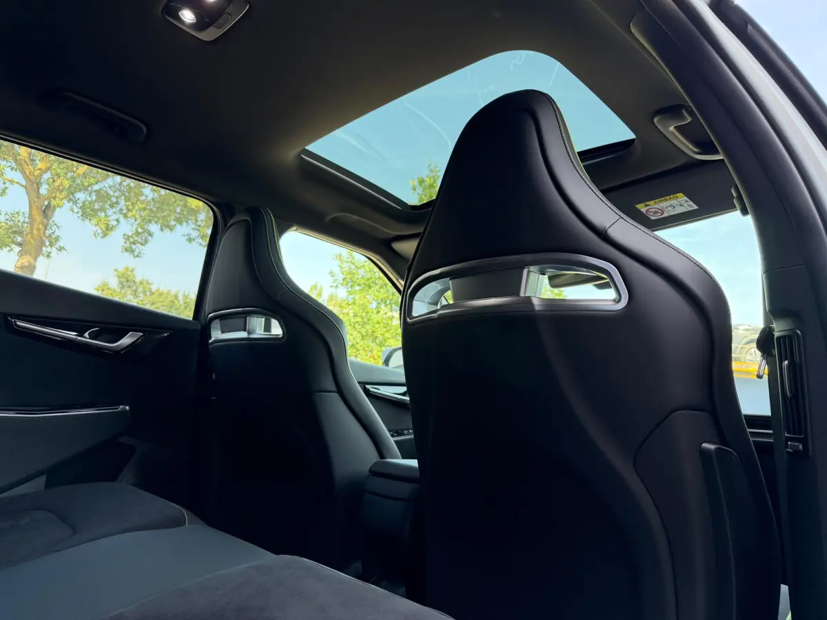 GT Performance 585 PK AWD 77.4 kWh Panoramadak Moonscape matte kleur 21" LMV HUD 360° Camera Meridian Leder/Alcantara  Adaptief Cruise