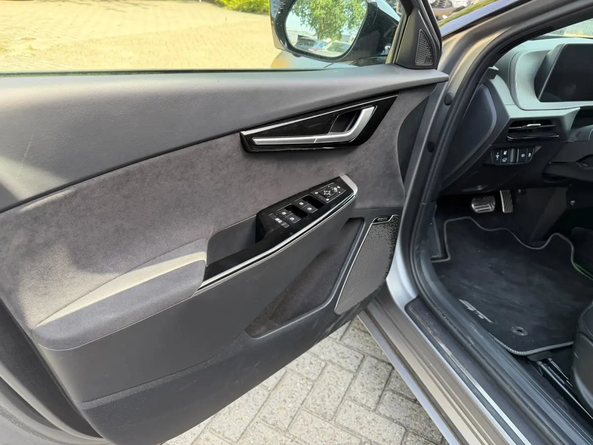 GT Performance 585 PK AWD 77.4 kWh Panoramadak Moonscape matte kleur 21" LMV HUD 360° Camera Meridian Leder/Alcantara  Adaptief Cruise