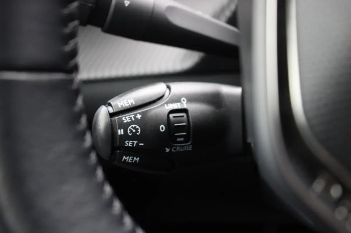 1.5 BlueHDi Active - Carplay, Navi, Cruise
