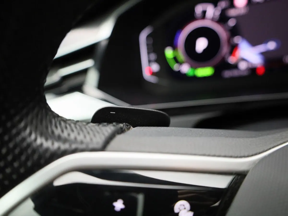 1.4 TSI eHybrid R-Line Business+ 218 PK| Dealeronderhouden | Trekhaak | LEDER Interieur | 360 Camera | Achterklep Elektrisch | Stoelverwarming Voor & Achter | Navigatie Pro | Dodehoeksensor
