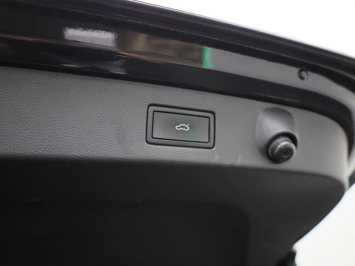 1.4 TSI eHybrid R-Line Business+ 218 PK| Dealeronderhouden | Trekhaak | LEDER Interieur | 360 Camera | Achterklep Elektrisch | Stoelverwarming Voor & Achter | Navigatie Pro | Dodehoeksensor