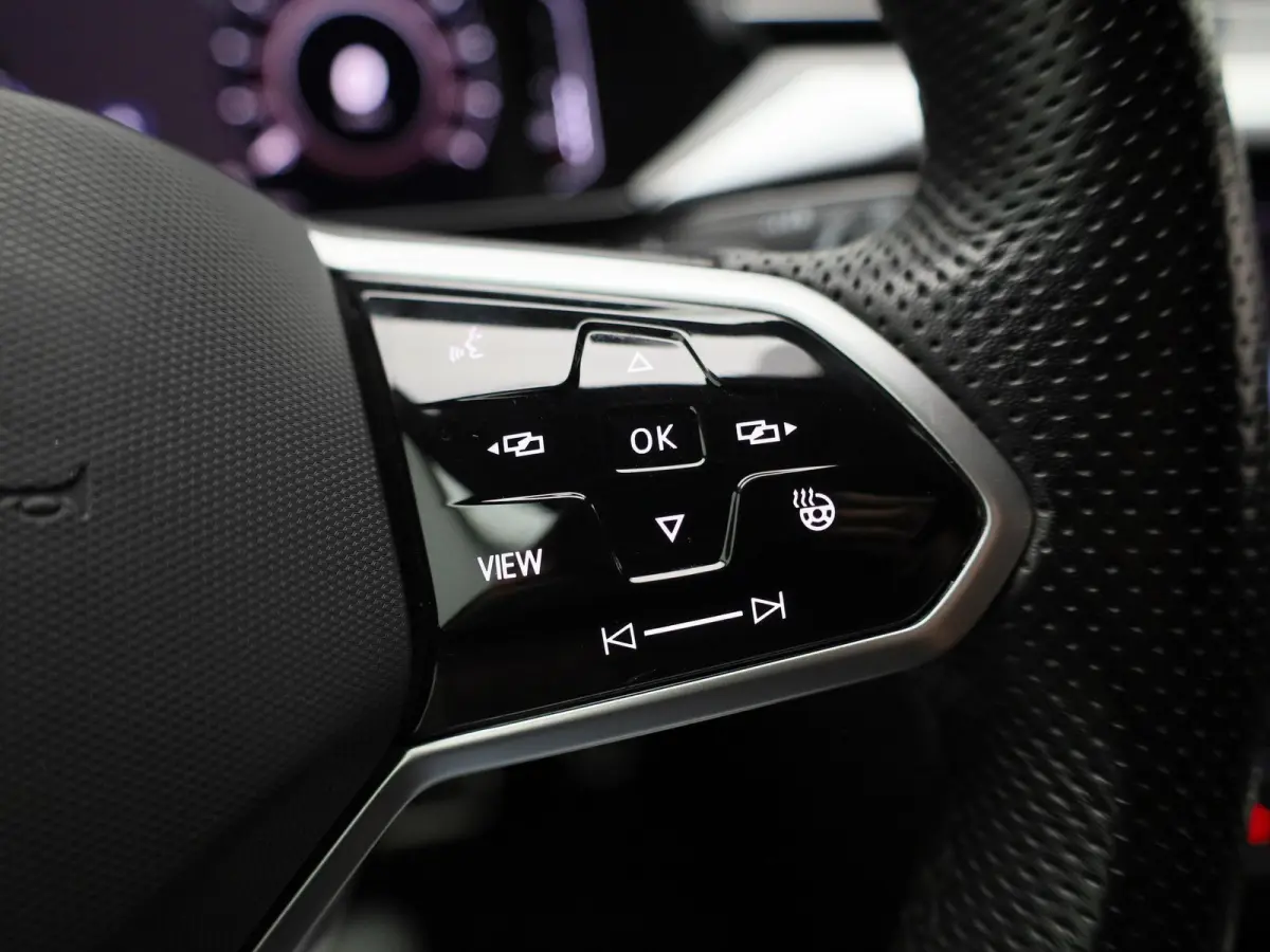 1.4 TSI eHybrid R-Line Business+ 218 PK| Dealeronderhouden | Trekhaak | LEDER Interieur | 360 Camera | Achterklep Elektrisch | Stoelverwarming Voor & Achter | Navigatie Pro | Dodehoeksensor