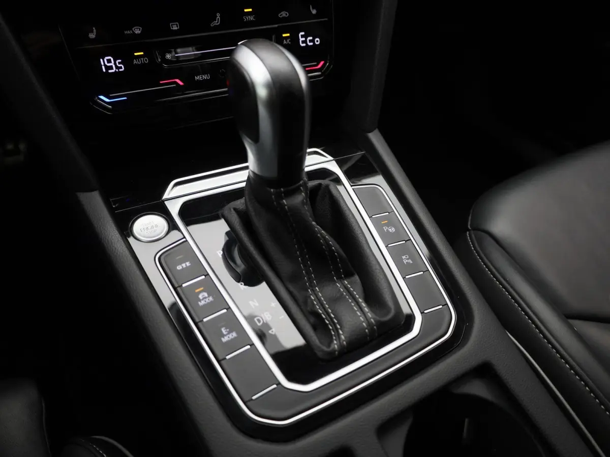 1.4 TSI eHybrid R-Line Business+ 218 PK| Dealeronderhouden | Trekhaak | LEDER Interieur | 360 Camera | Achterklep Elektrisch | Stoelverwarming Voor & Achter | Navigatie Pro | Dodehoeksensor