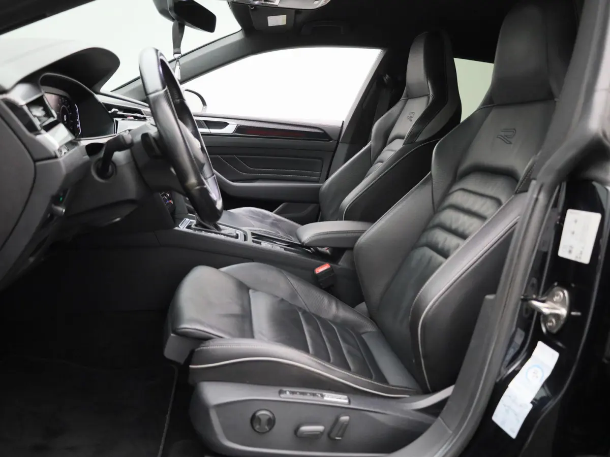 1.4 TSI eHybrid R-Line Business+ 218 PK| Dealeronderhouden | Trekhaak | LEDER Interieur | 360 Camera | Achterklep Elektrisch | Stoelverwarming Voor & Achter | Navigatie Pro | Dodehoeksensor