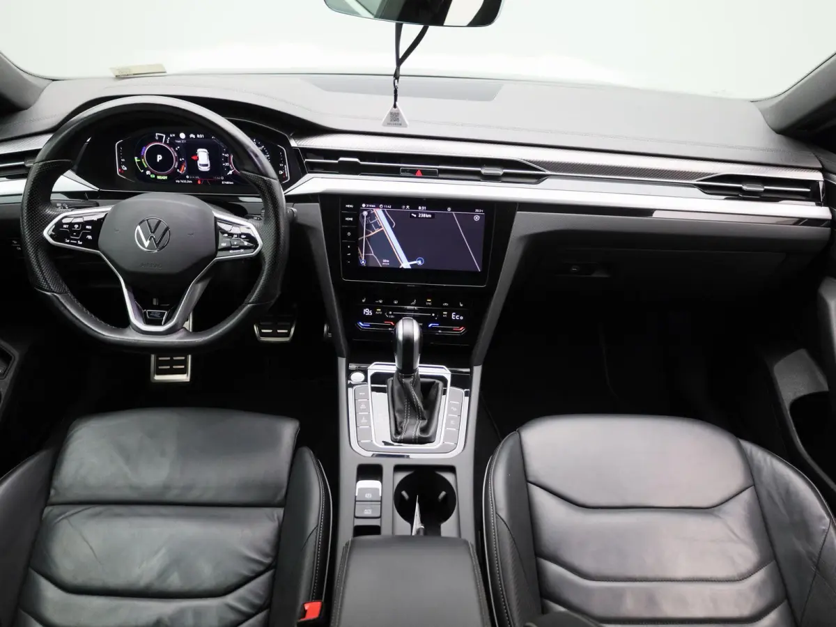 1.4 TSI eHybrid R-Line Business+ 218 PK| Dealeronderhouden | Trekhaak | LEDER Interieur | 360 Camera | Achterklep Elektrisch | Stoelverwarming Voor & Achter | Navigatie Pro | Dodehoeksensor