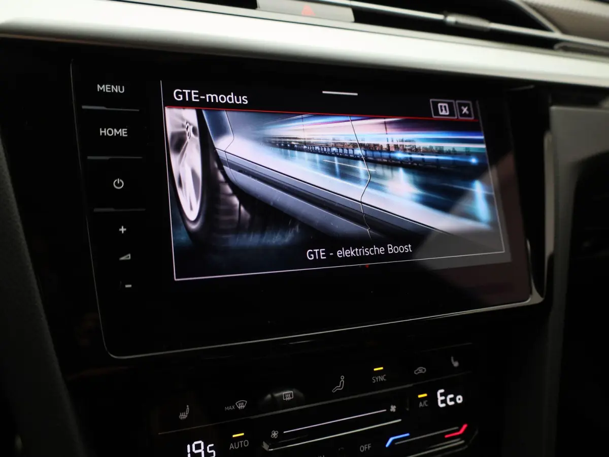 1.4 TSI eHybrid R-Line Business+ 218 PK| Dealeronderhouden | Trekhaak | LEDER Interieur | 360 Camera | Achterklep Elektrisch | Stoelverwarming Voor & Achter | Navigatie Pro | Dodehoeksensor