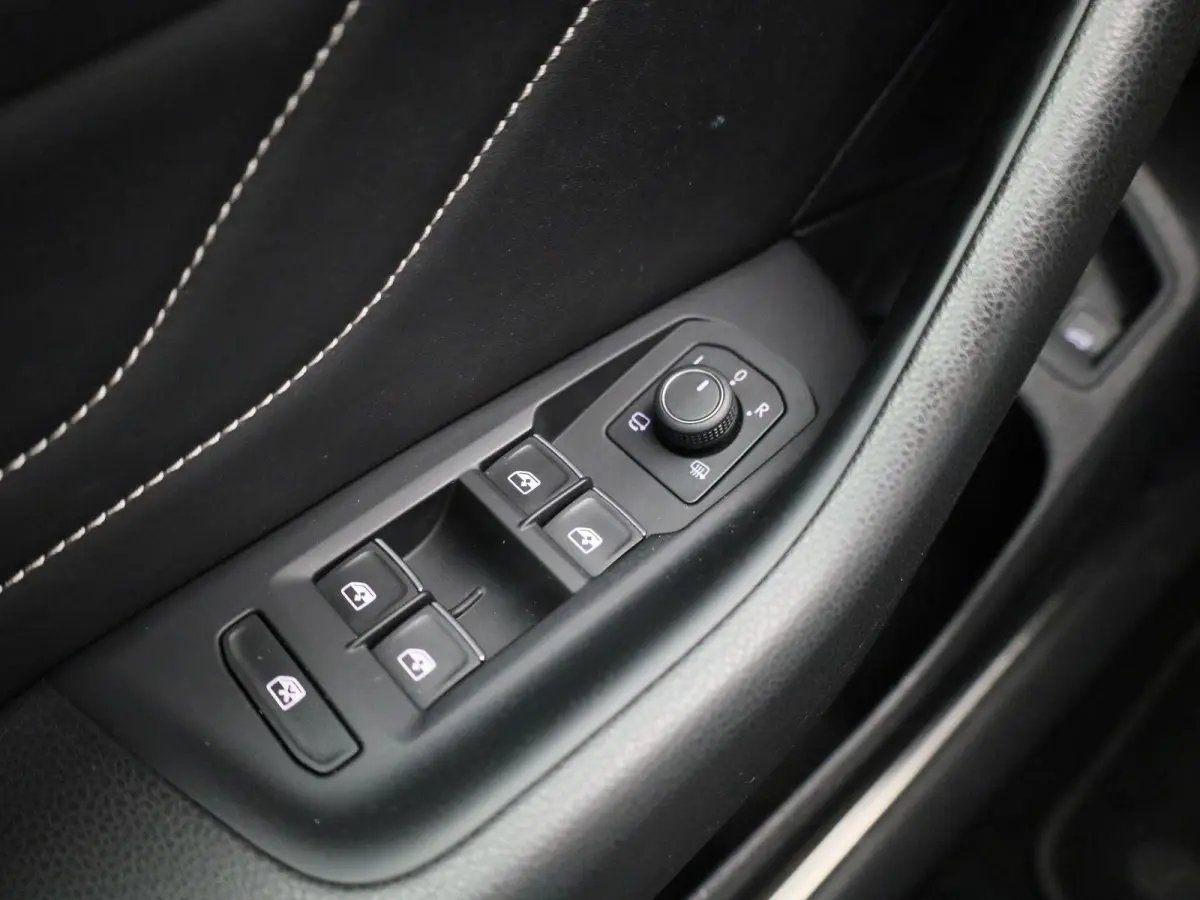 1.4 TSI eHybrid R-Line Business+ 218 PK| Dealeronderhouden | Trekhaak | LEDER Interieur | 360 Camera | Achterklep Elektrisch | Stoelverwarming Voor & Achter | Navigatie Pro | Dodehoeksensor