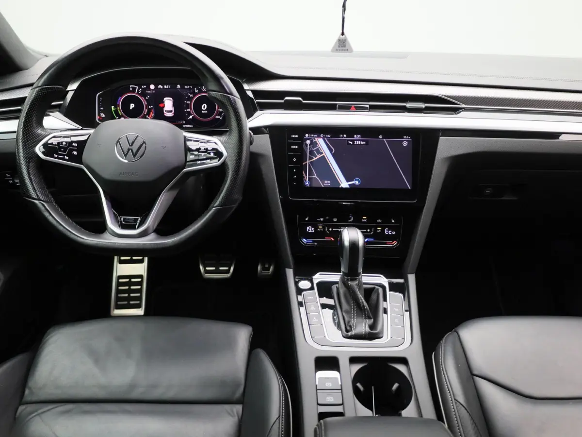 1.4 TSI eHybrid R-Line Business+ 218 PK| Dealeronderhouden | Trekhaak | LEDER Interieur | 360 Camera | Achterklep Elektrisch | Stoelverwarming Voor & Achter | Navigatie Pro | Dodehoeksensor