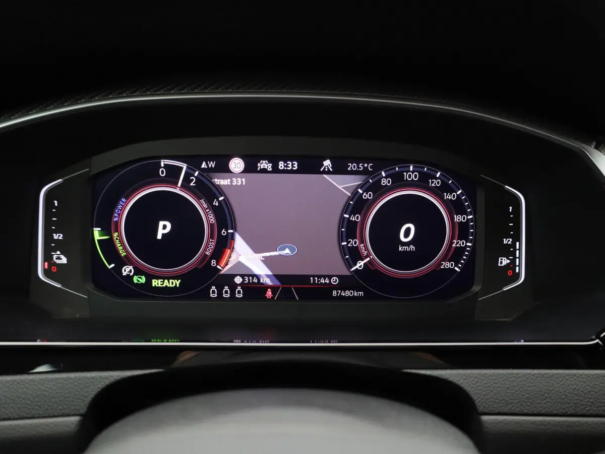 1.4 TSI eHybrid R-Line Business+ 218 PK| Dealeronderhouden | Trekhaak | LEDER Interieur | 360 Camera | Achterklep Elektrisch | Stoelverwarming Voor & Achter | Navigatie Pro | Dodehoeksensor
