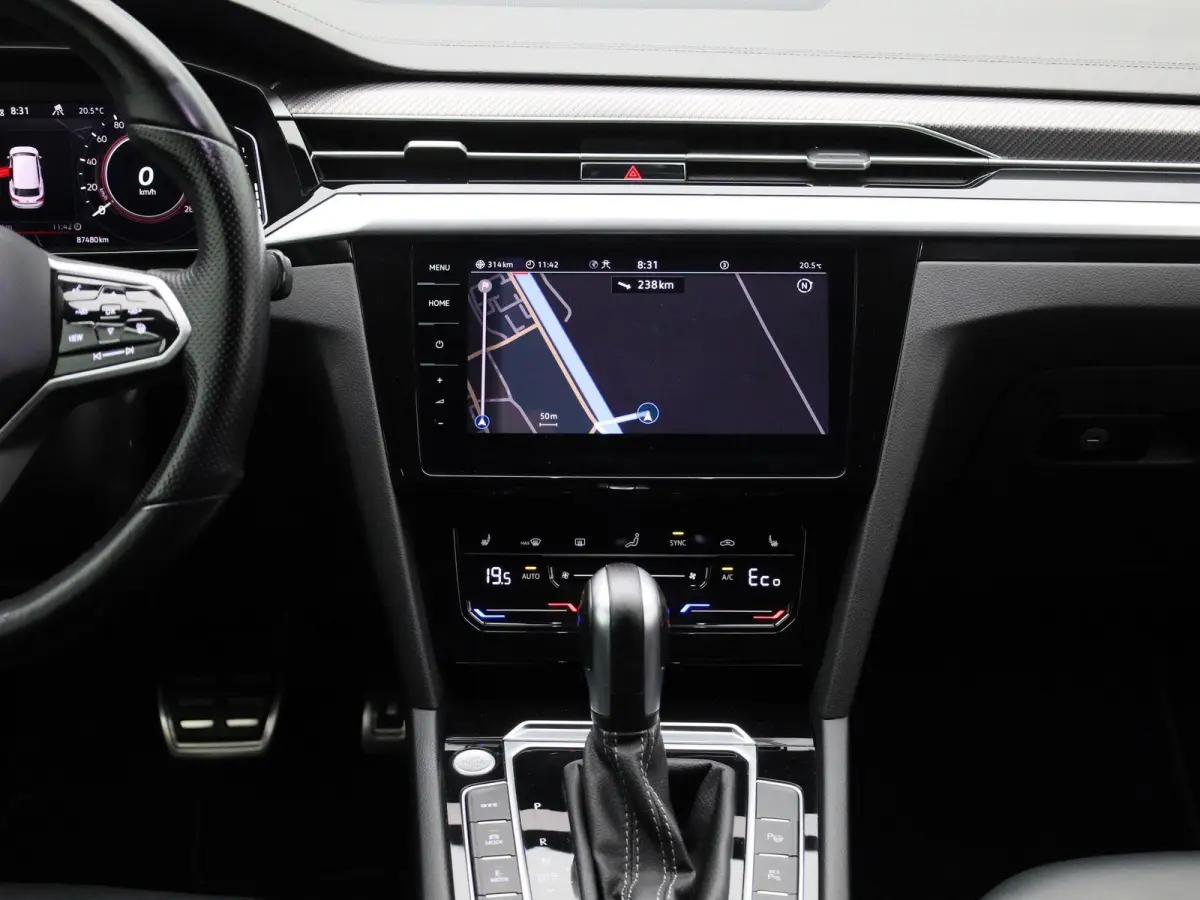 1.4 TSI eHybrid R-Line Business+ 218 PK| Dealeronderhouden | Trekhaak | LEDER Interieur | 360 Camera | Achterklep Elektrisch | Stoelverwarming Voor & Achter | Navigatie Pro | Dodehoeksensor