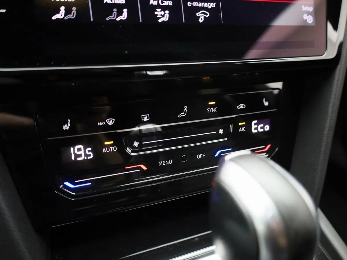 1.4 TSI eHybrid R-Line Business+ 218 PK| Dealeronderhouden | Trekhaak | LEDER Interieur | 360 Camera | Achterklep Elektrisch | Stoelverwarming Voor & Achter | Navigatie Pro | Dodehoeksensor