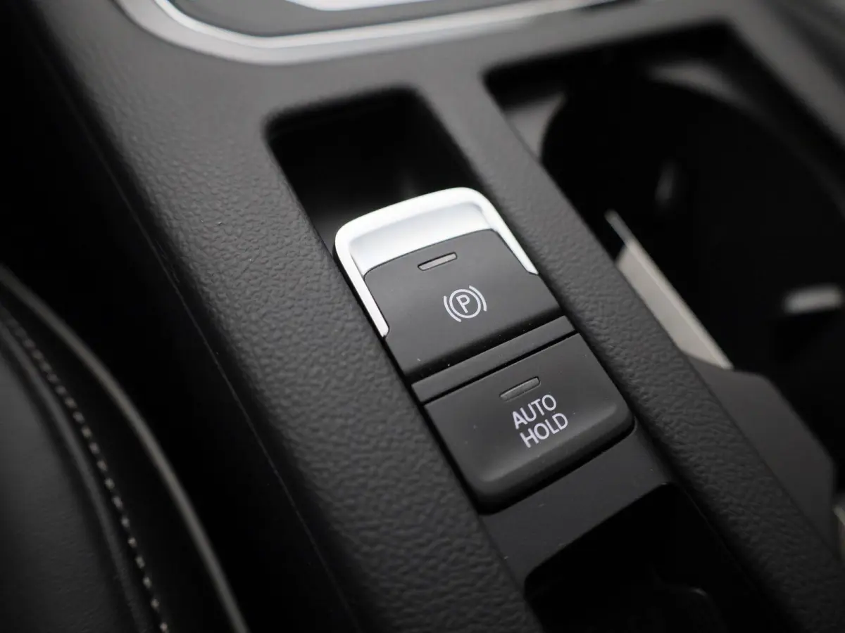 1.4 TSI eHybrid R-Line Business+ 218 PK| Dealeronderhouden | Trekhaak | LEDER Interieur | 360 Camera | Achterklep Elektrisch | Stoelverwarming Voor & Achter | Navigatie Pro | Dodehoeksensor