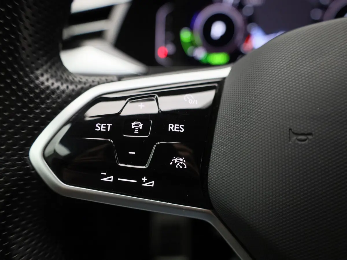 1.4 TSI eHybrid R-Line Business+ 218 PK| Dealeronderhouden | Trekhaak | LEDER Interieur | 360 Camera | Achterklep Elektrisch | Stoelverwarming Voor & Achter | Navigatie Pro | Dodehoeksensor