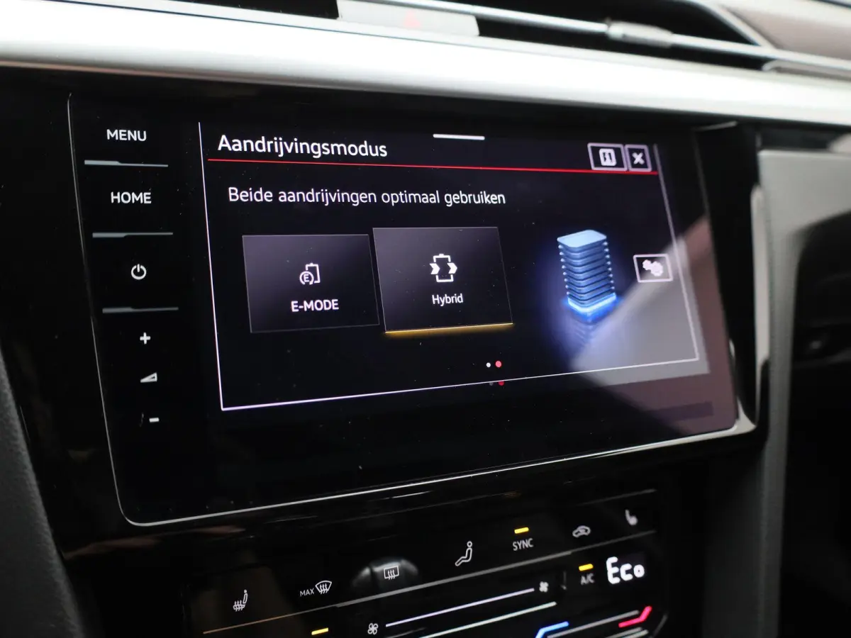 1.4 TSI eHybrid R-Line Business+ 218 PK| Dealeronderhouden | Trekhaak | LEDER Interieur | 360 Camera | Achterklep Elektrisch | Stoelverwarming Voor & Achter | Navigatie Pro | Dodehoeksensor