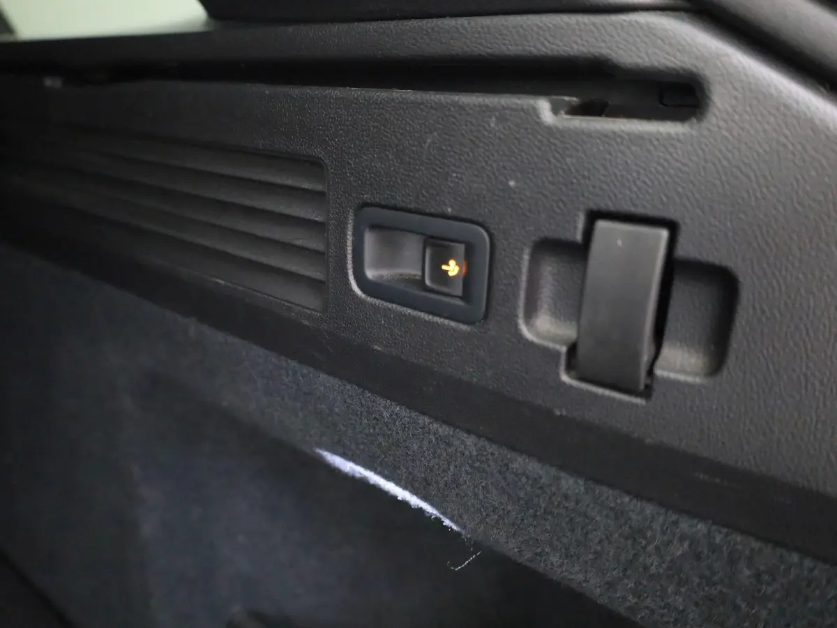 1.4 TSI eHybrid R-Line Business+ 218 PK| Dealeronderhouden | Trekhaak | LEDER Interieur | 360 Camera | Achterklep Elektrisch | Stoelverwarming Voor & Achter | Navigatie Pro | Dodehoeksensor