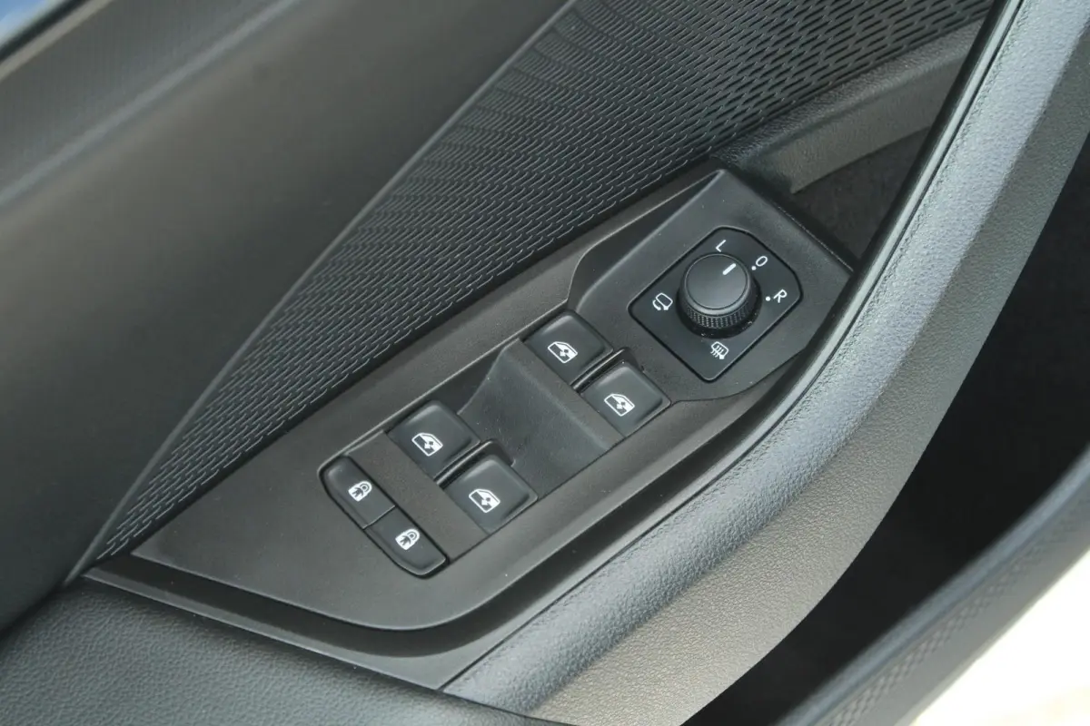 1.0 TSI 110pk Ambition | Cruise Control | Stoelverwarming | All Season Banden | Navigatie | Apple Carplay / Android Auto