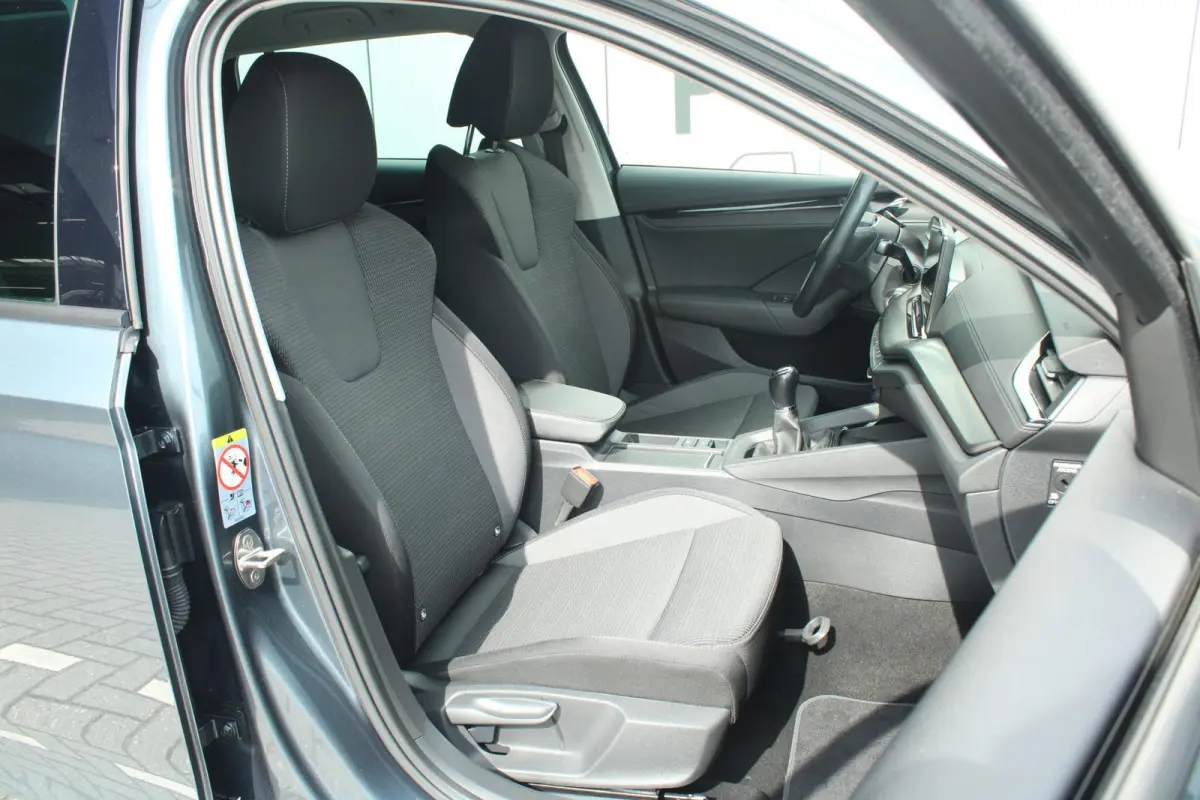 1.0 TSI 110pk Ambition | Cruise Control | Stoelverwarming | All Season Banden | Navigatie | Apple Carplay / Android Auto