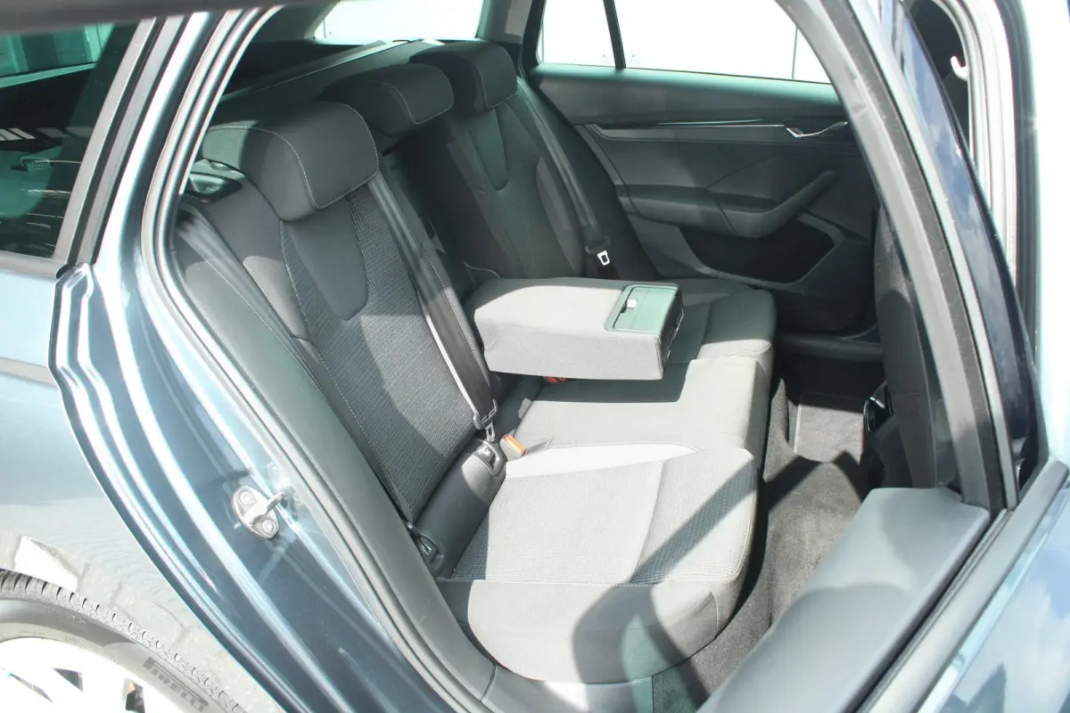 1.0 TSI 110pk Ambition | Cruise Control | Stoelverwarming | All Season Banden | Navigatie | Apple Carplay / Android Auto