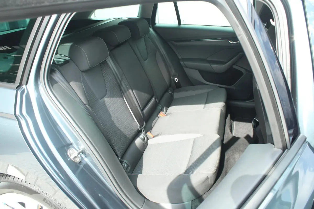 1.0 TSI 110pk Ambition | Cruise Control | Stoelverwarming | All Season Banden | Navigatie | Apple Carplay / Android Auto