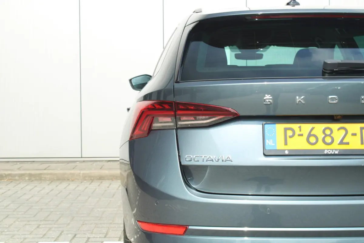 1.0 TSI 110pk Ambition | Cruise Control | Stoelverwarming | All Season Banden | Navigatie | Apple Carplay / Android Auto