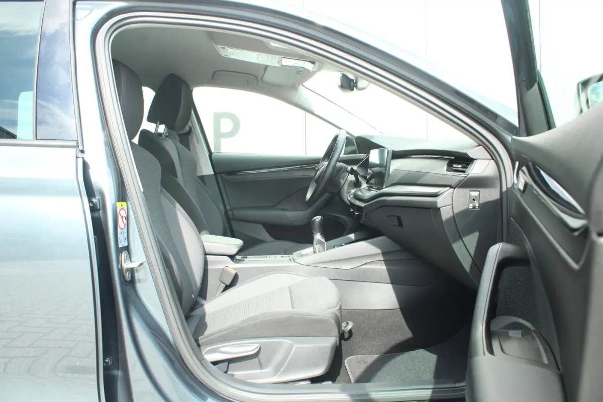 1.0 TSI 110pk Ambition | Cruise Control | Stoelverwarming | All Season Banden | Navigatie | Apple Carplay / Android Auto