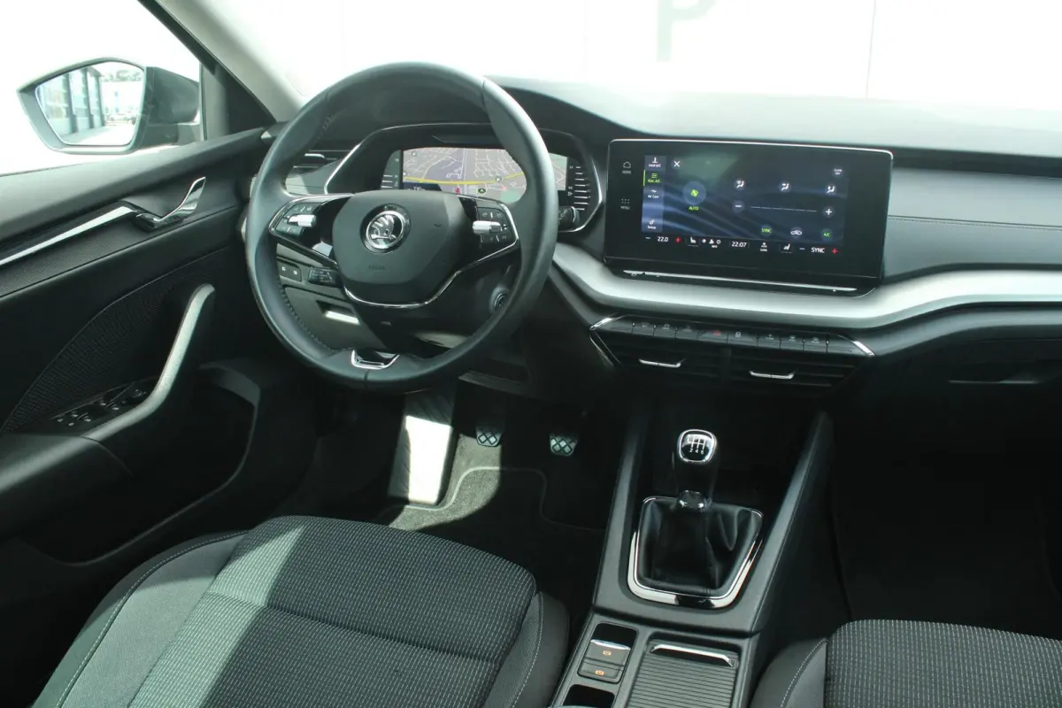 1.0 TSI 110pk Ambition | Cruise Control | Stoelverwarming | All Season Banden | Navigatie | Apple Carplay / Android Auto