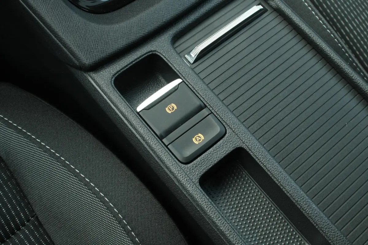 1.0 TSI 110pk Ambition | Cruise Control | Stoelverwarming | All Season Banden | Navigatie | Apple Carplay / Android Auto