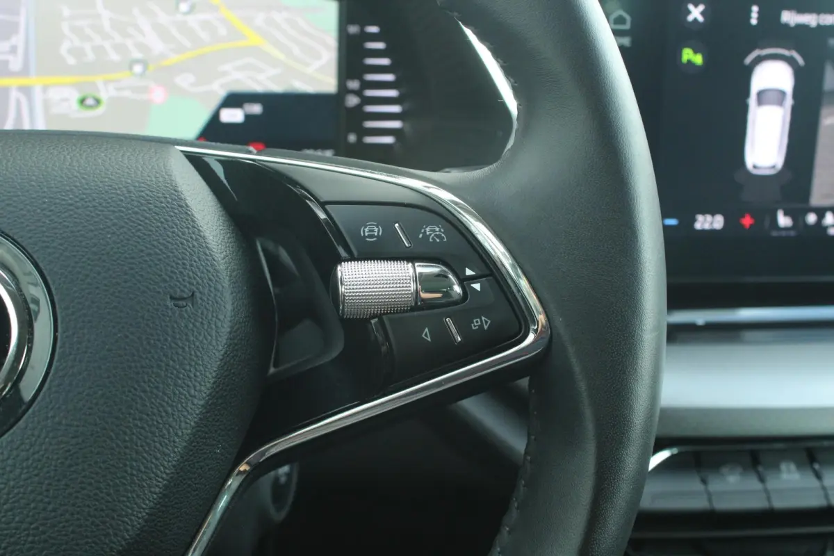 1.0 TSI 110pk Ambition | Cruise Control | Stoelverwarming | All Season Banden | Navigatie | Apple Carplay / Android Auto