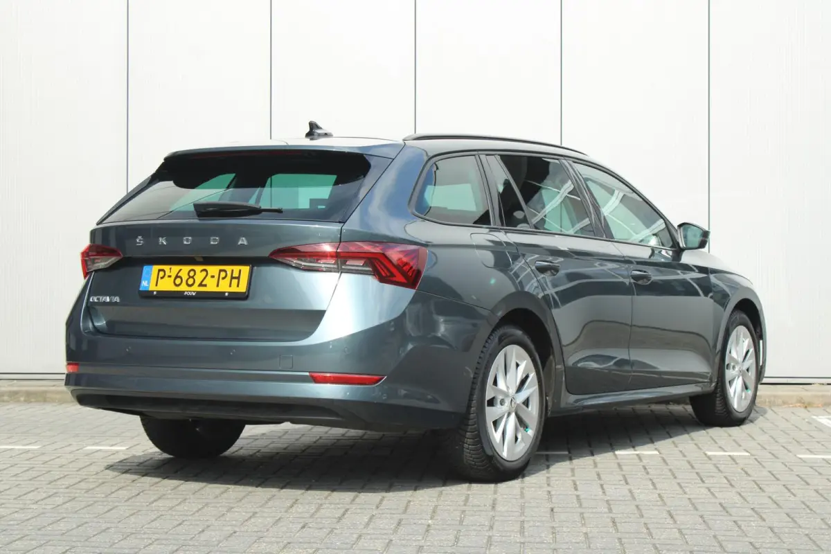 1.0 TSI 110pk Ambition | Cruise Control | Stoelverwarming | All Season Banden | Navigatie | Apple Carplay / Android Auto