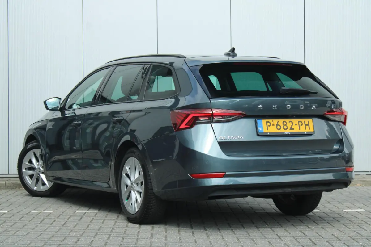 1.0 TSI 110pk Ambition | Cruise Control | Stoelverwarming | All Season Banden | Navigatie | Apple Carplay / Android Auto
