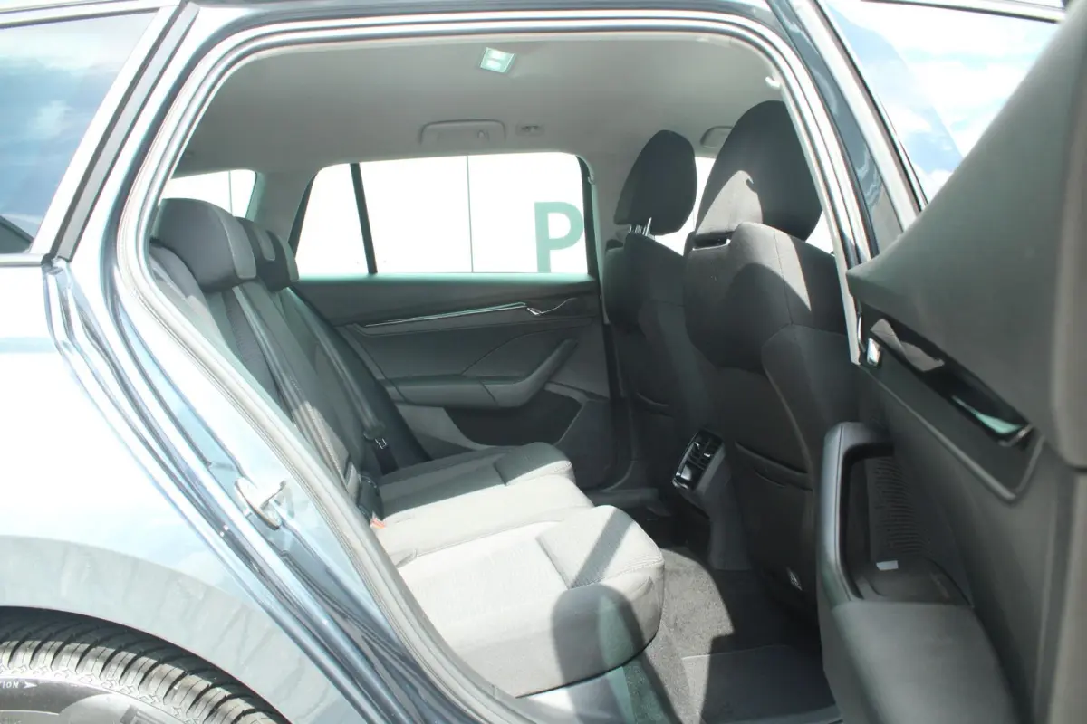 1.0 TSI 110pk Ambition | Cruise Control | Stoelverwarming | All Season Banden | Navigatie | Apple Carplay / Android Auto