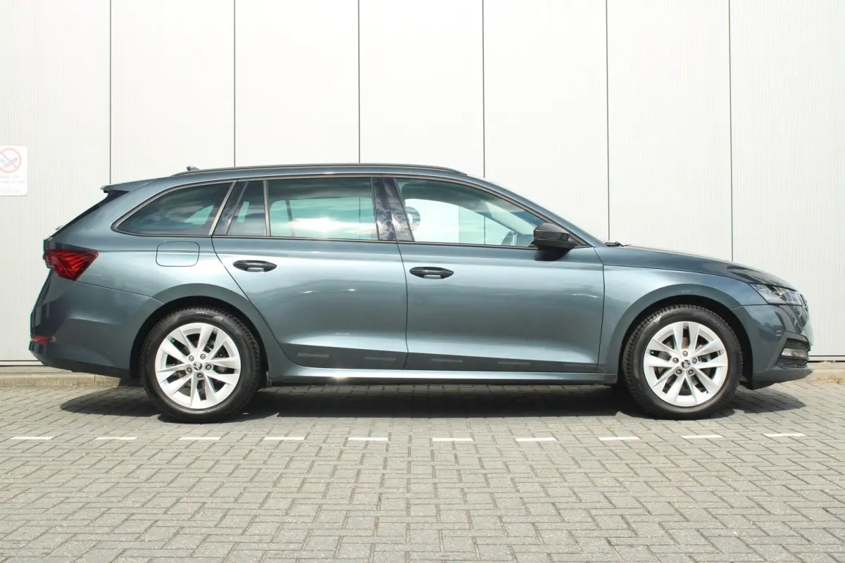 1.0 TSI 110pk Ambition | Cruise Control | Stoelverwarming | All Season Banden | Navigatie | Apple Carplay / Android Auto