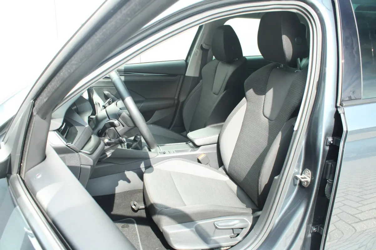 1.0 TSI 110pk Ambition | Cruise Control | Stoelverwarming | All Season Banden | Navigatie | Apple Carplay / Android Auto