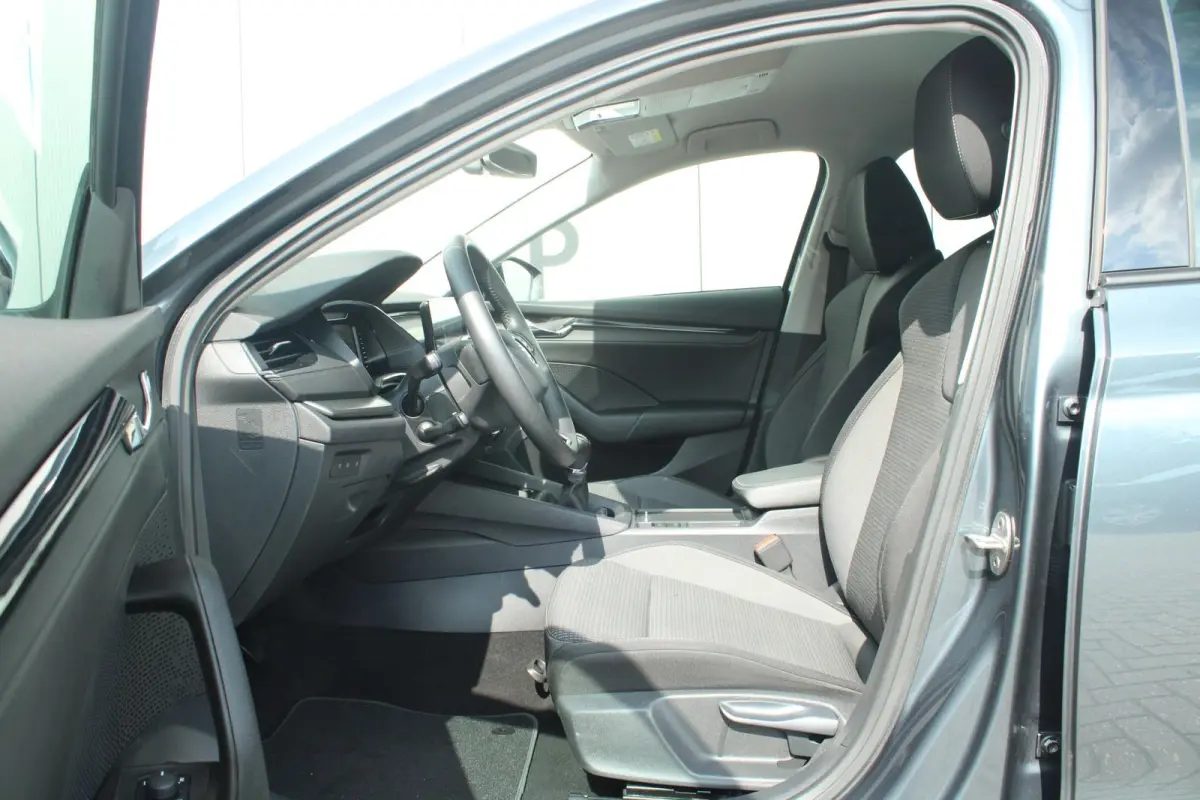1.0 TSI 110pk Ambition | Cruise Control | Stoelverwarming | All Season Banden | Navigatie | Apple Carplay / Android Auto