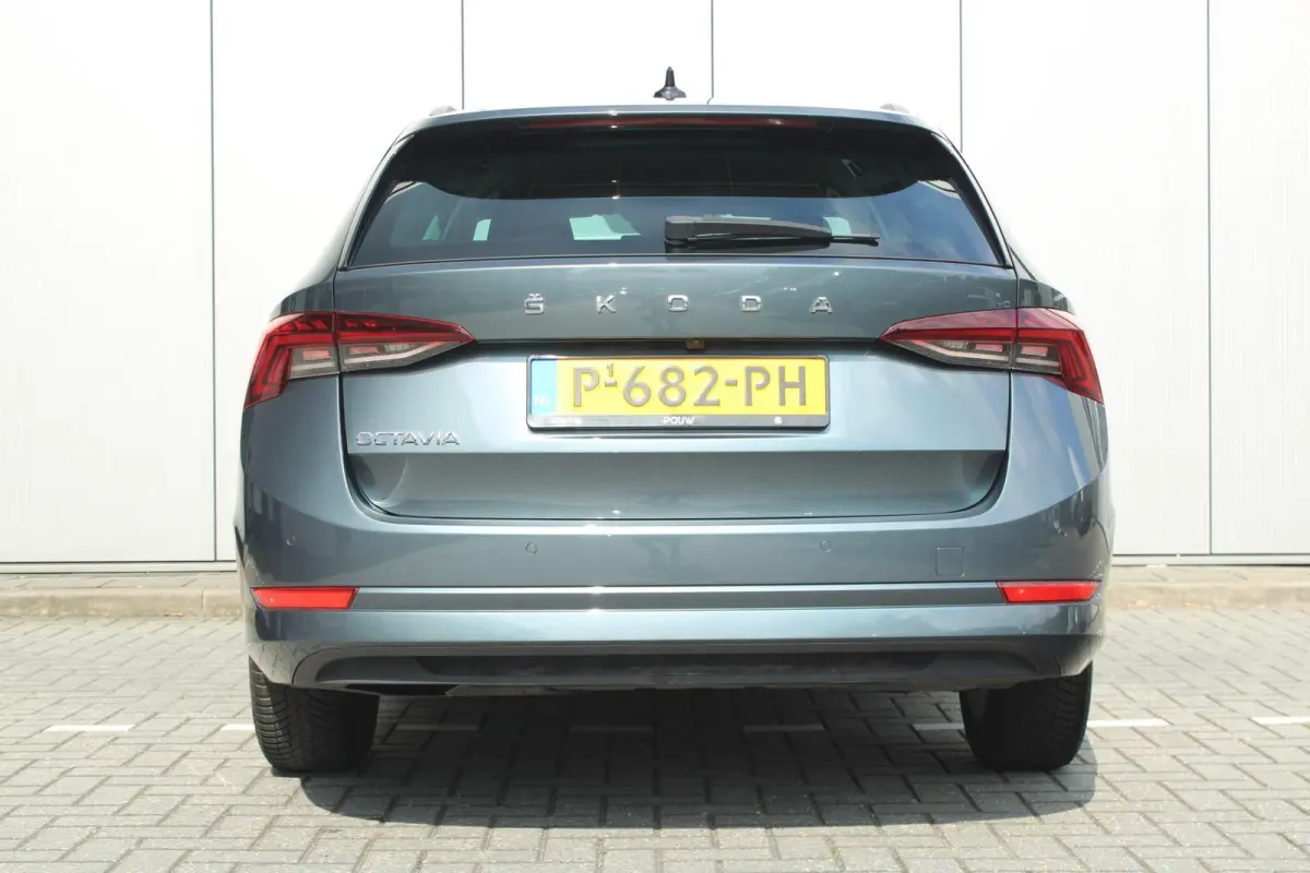 1.0 TSI 110pk Ambition | Cruise Control | Stoelverwarming | All Season Banden | Navigatie | Apple Carplay / Android Auto
