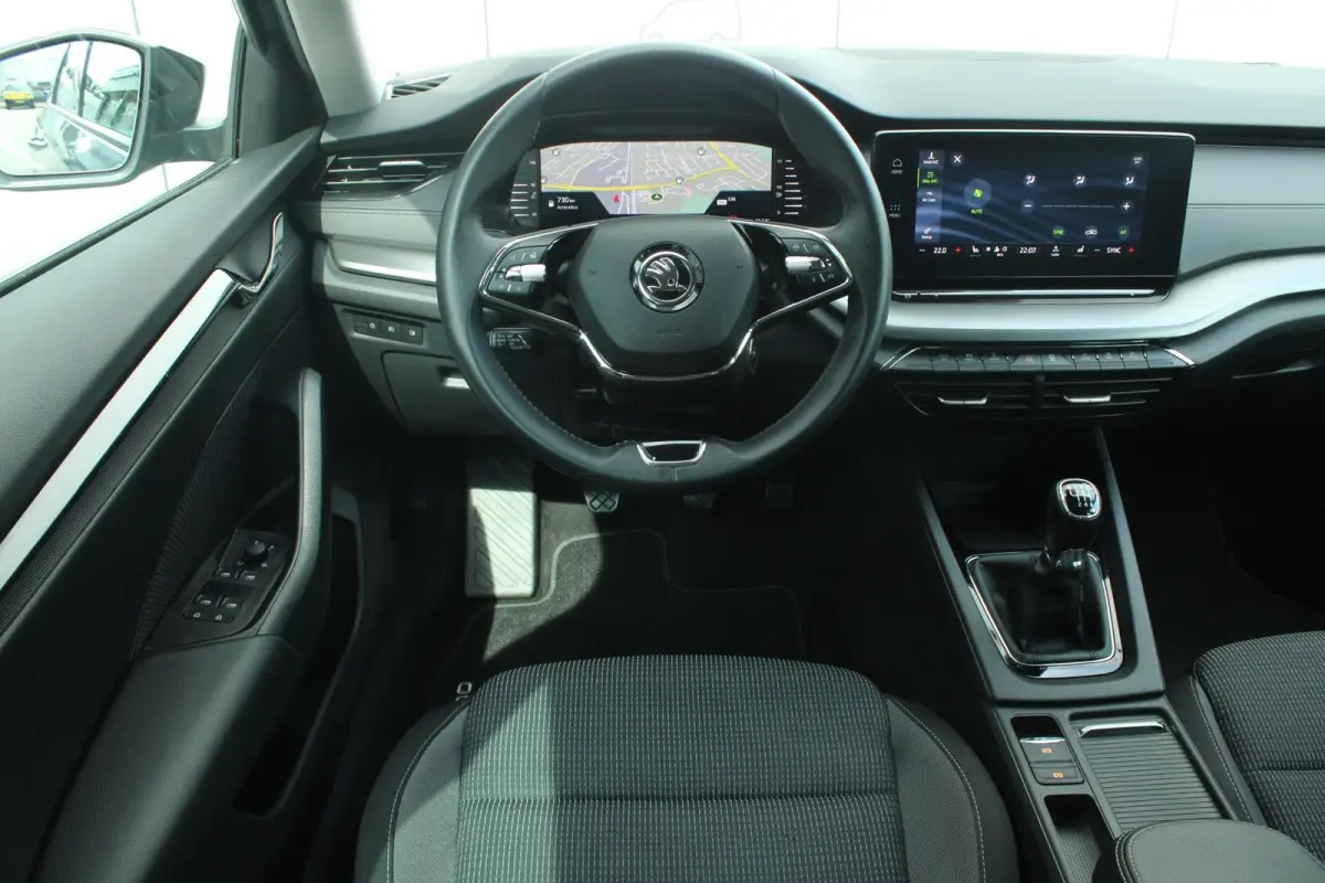 1.0 TSI 110pk Ambition | Cruise Control | Stoelverwarming | All Season Banden | Navigatie | Apple Carplay / Android Auto