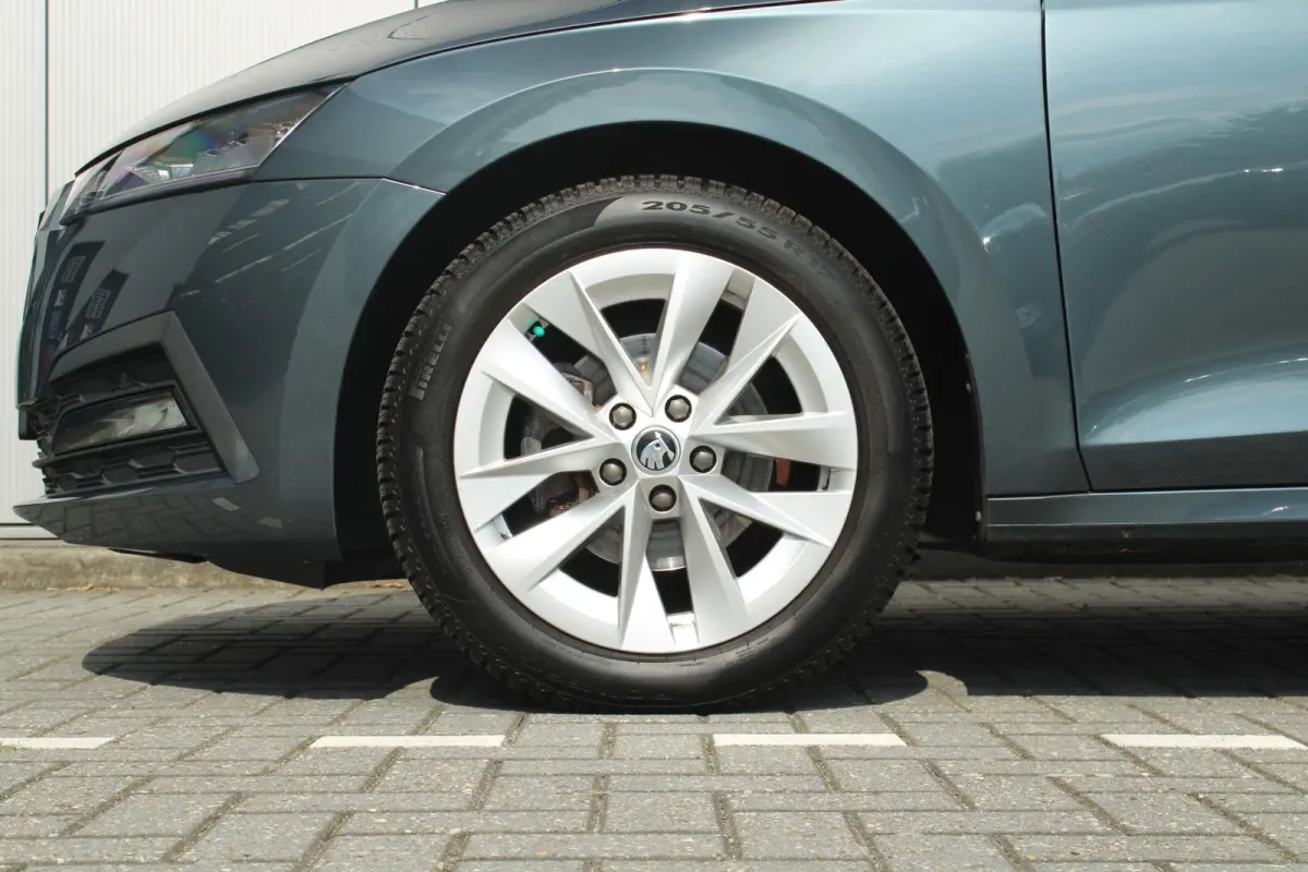 1.0 TSI 110pk Ambition | Cruise Control | Stoelverwarming | All Season Banden | Navigatie | Apple Carplay / Android Auto