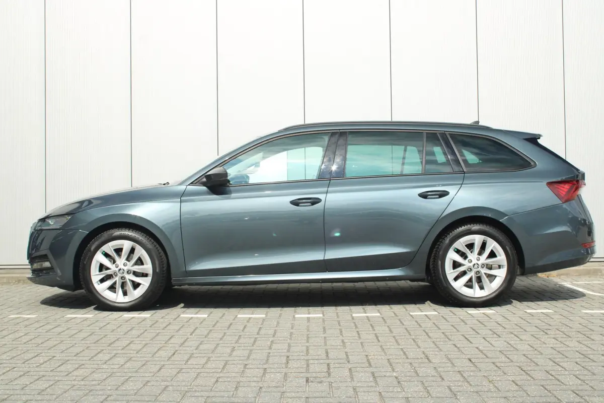 1.0 TSI 110pk Ambition | Cruise Control | Stoelverwarming | All Season Banden | Navigatie | Apple Carplay / Android Auto