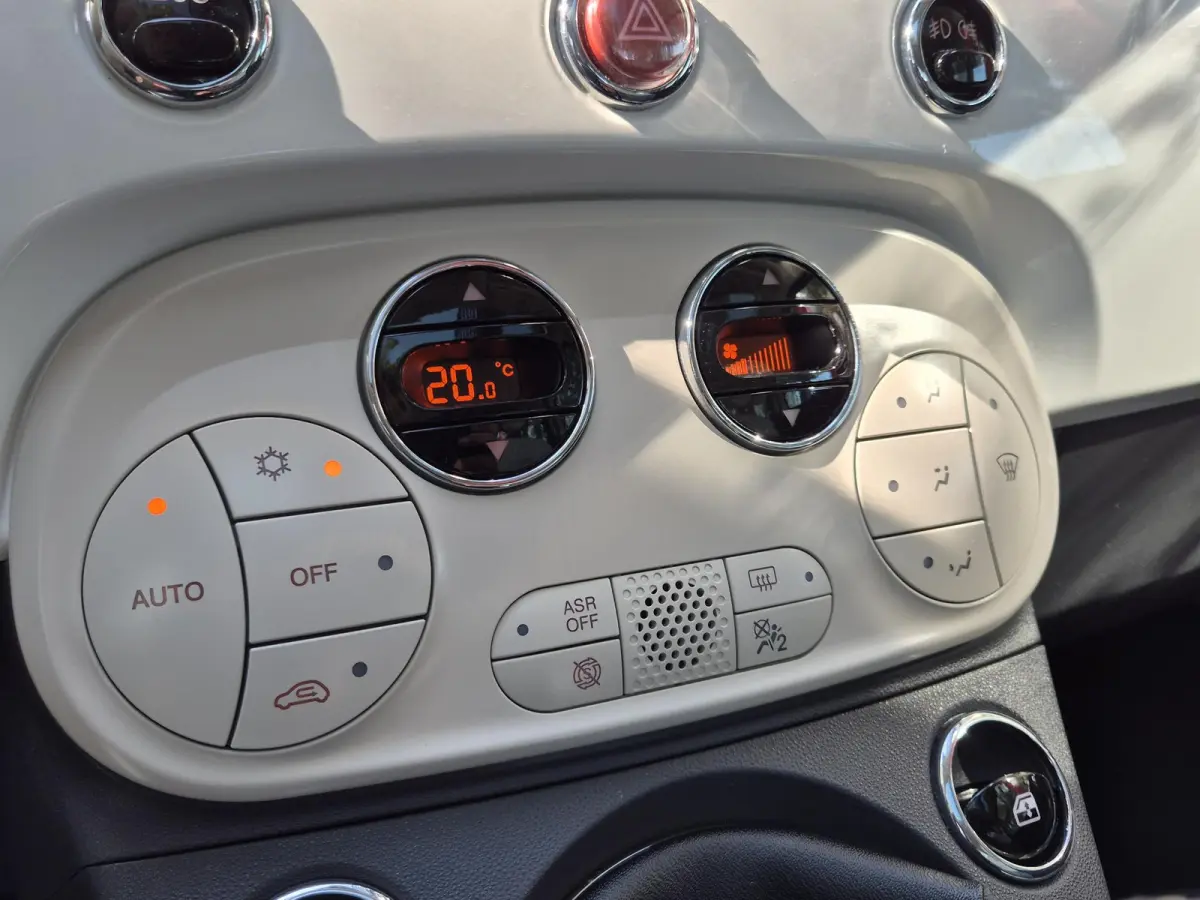 0.9 TwinAir Turbo Lounge | Panoramadak | Navigatie | Climate Control | Navigatie | Parkeersensoren | Licht metalen velgen