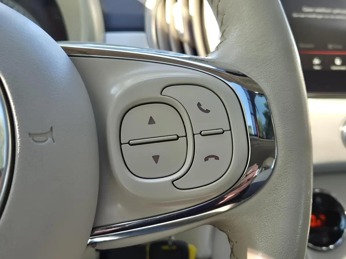 0.9 TwinAir Turbo Lounge | Panoramadak | Navigatie | Climate Control | Navigatie | Parkeersensoren | Licht metalen velgen