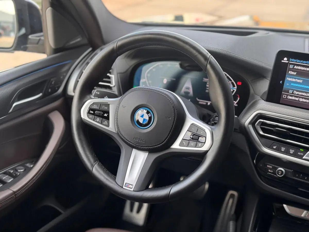 High Executive 80 kWh M-SPORT SOH 93,7% l PANO l TREKHAAK l HUD l H/K l 360 l SFEER l MEMORY l HUD l MATRIX