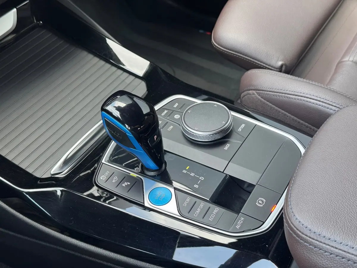 High Executive 80 kWh M-SPORT SOH 93,7% l PANO l TREKHAAK l HUD l H/K l 360 l SFEER l MEMORY l HUD l MATRIX