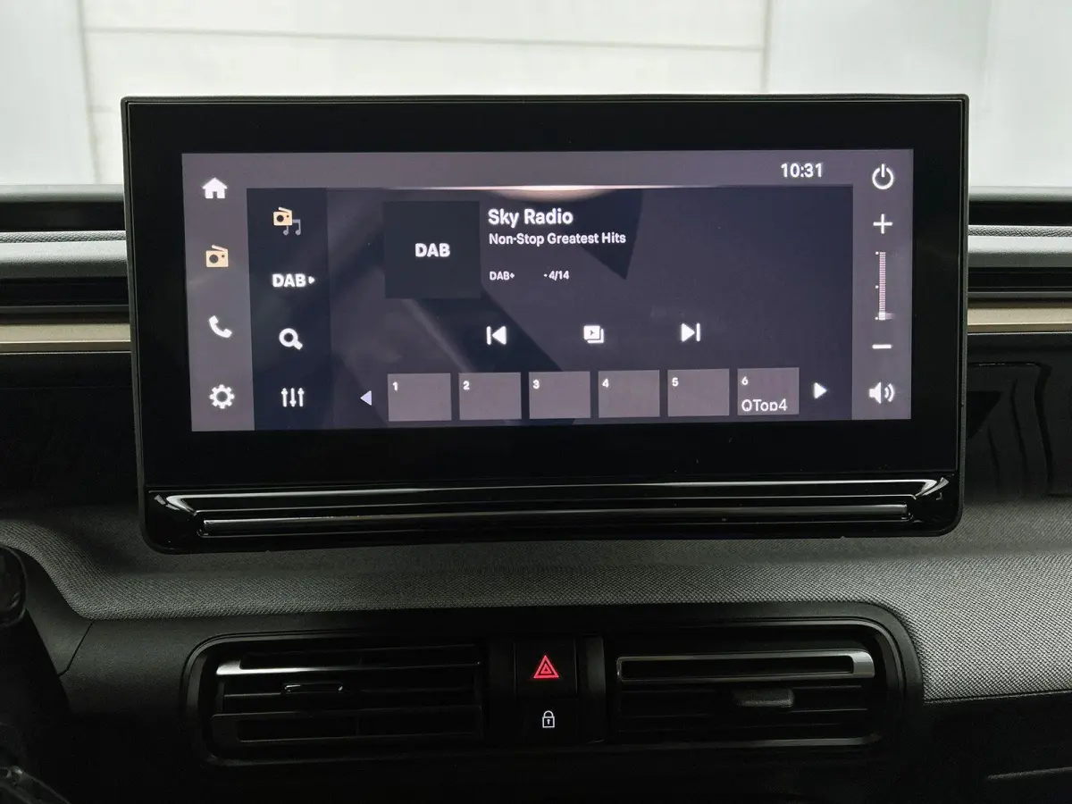 1.2 Turbo 100pk Plus | Achteruitrijcamera | Parkeersensoren voor + achter | Automatische airco | Apple Carplay / Android Auto | LED koplampen
