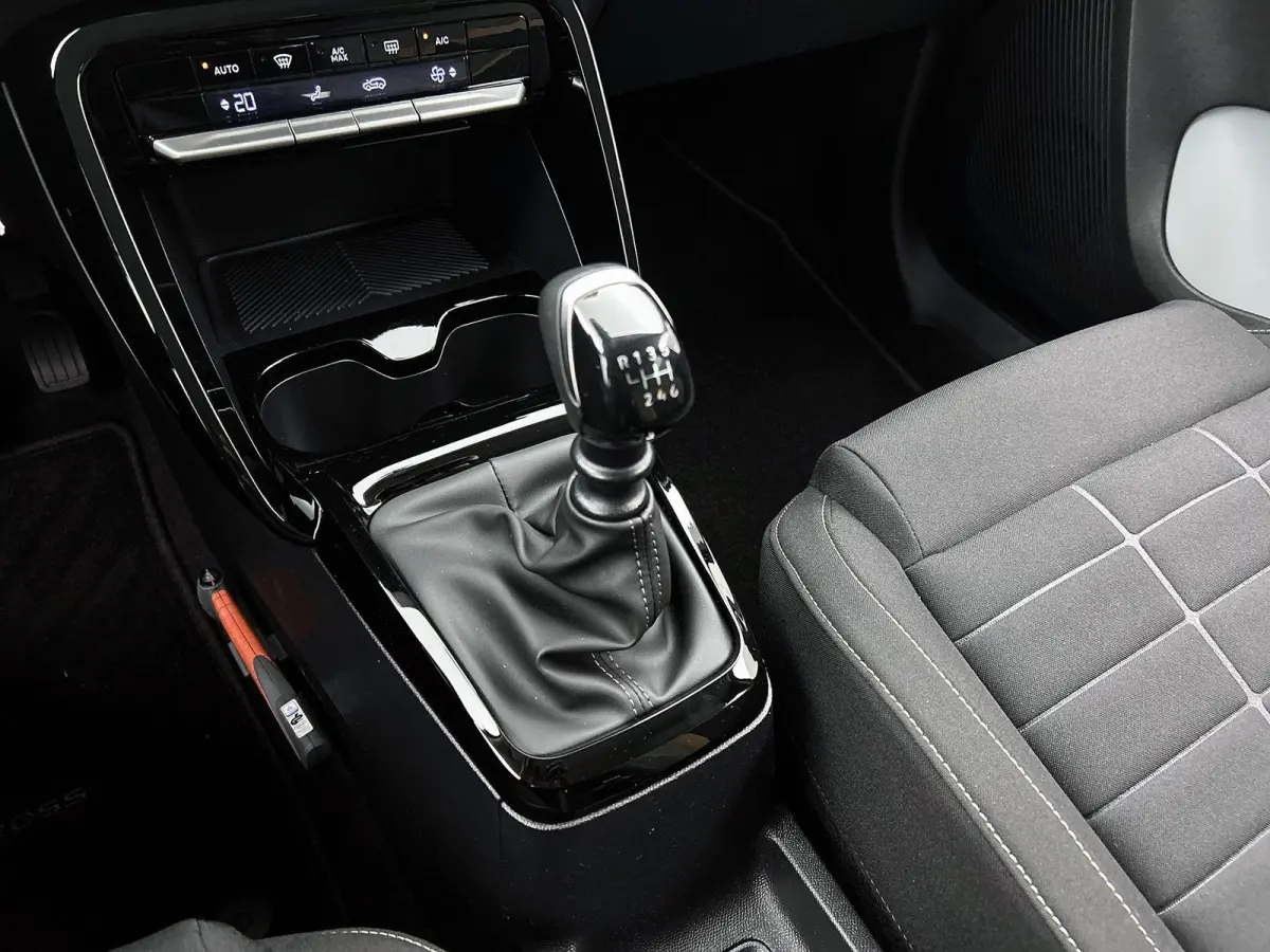 1.2 Turbo 100pk Plus | Achteruitrijcamera | Parkeersensoren voor + achter | Automatische airco | Apple Carplay / Android Auto | LED koplampen