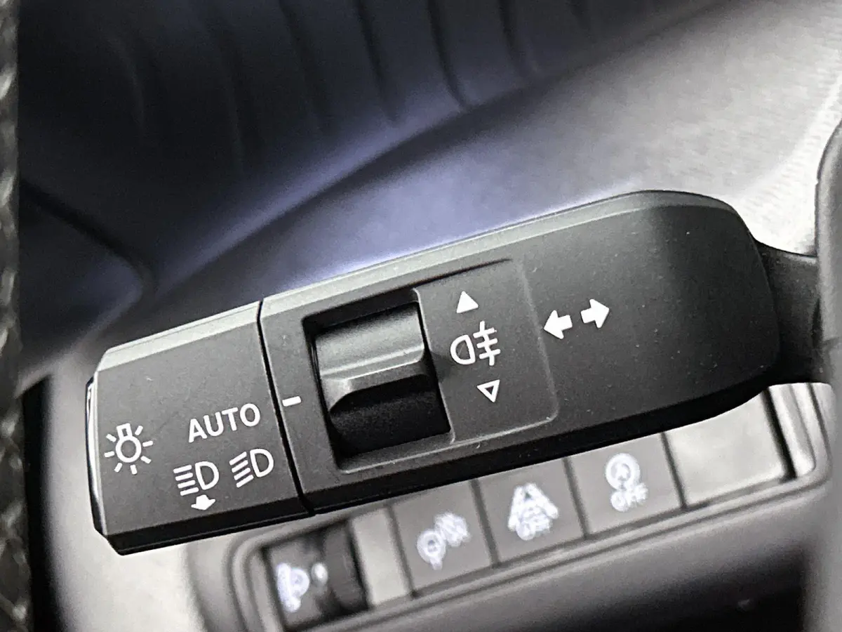 1.2 Turbo 100pk Plus | Achteruitrijcamera | Parkeersensoren voor + achter | Automatische airco | Apple Carplay / Android Auto | LED koplampen