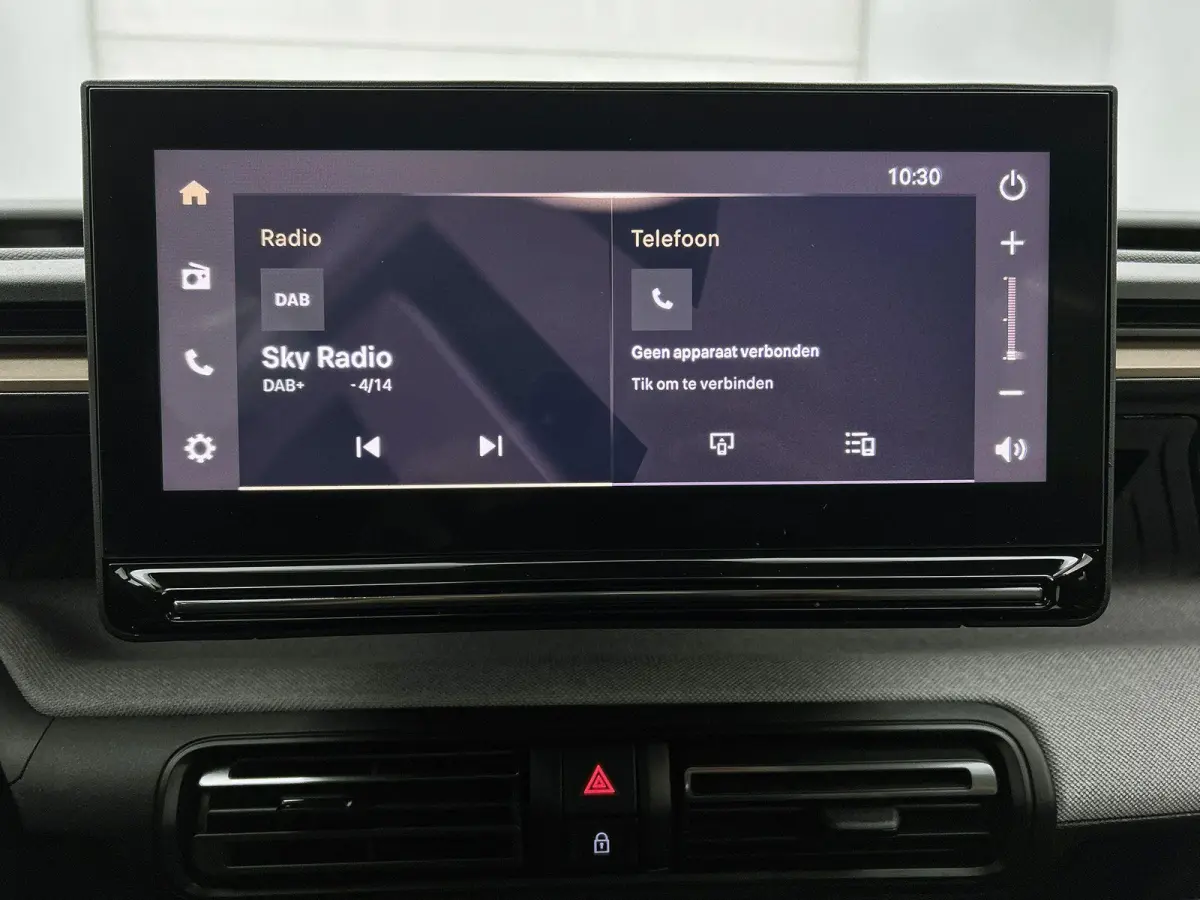 1.2 Turbo 100pk Plus | Achteruitrijcamera | Parkeersensoren voor + achter | Automatische airco | Apple Carplay / Android Auto | LED koplampen